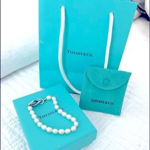 1999 vintage Tiffany & Co. Pearl bracelet with sterling silver infinity clasp.